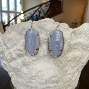 Fantastic lilac Kendra scott earrings.